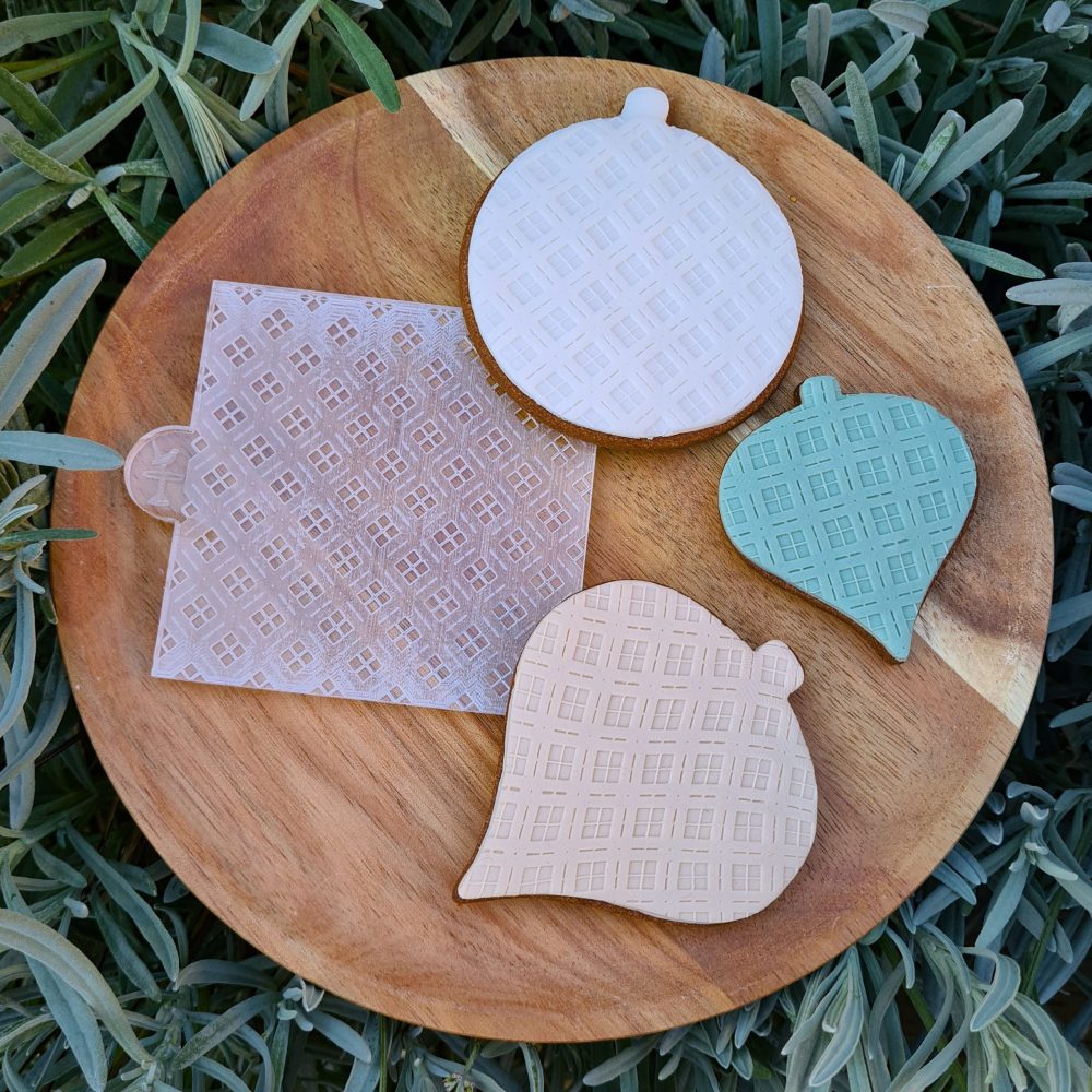 Bauble cookies on a round wooden plate